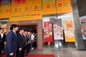 Các đại biểu tham quan trưng bày.