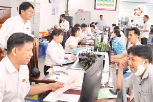 Cán bộ Trung tâm phục vụ hành chính công phường Cao Lãnh, tỉnh Đồng Tháp niềm nở khi giải quyết thủ tục hành chính cho nhân dân.
