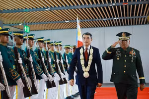 Lễ đón Thủ tướng Lê Minh Hưng tham dự Hội nghị Cấp cao ASEAN lần thứ 48 tại sân bay quốc tế Mactan, Cebu, Philippines. (Ảnh: Dương Giang/TTXVN)