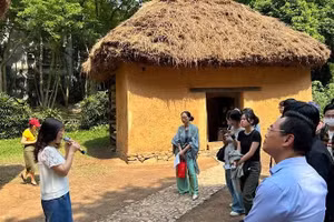 Du khách tham quan nhà người Hà Nhì tại Bảo tàng Dân tộc học Việt Nam. (Ảnh: THANH DUNG)