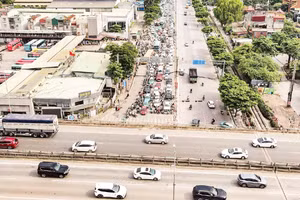Dòng phương tiện lưu thông trên Quốc lộ 1 (đoạn từ Ngọc Hồi qua Bến xe Nước Ngầm hướng về Giải Phóng, Hà Nội). (Ảnh: TRUNG NGUYÊN)