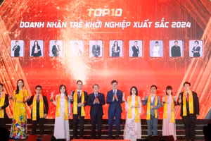 Lãnh đạo Đảng, Nhà nước trao danh hiệu TOP10 Doanh nhân trẻ khởi nghiệp xuất sắc 2024.
