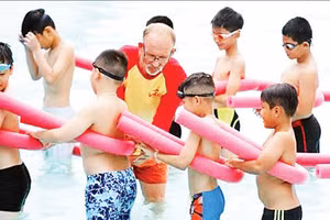 Chuyên gia nước ngoài dạy kỹ năng bơi cho trẻ em tại Việt Nam. (Ảnh: TDTT)