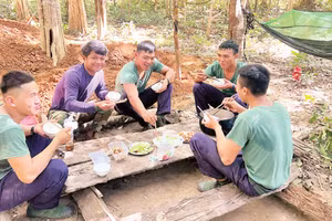 Bữa cơm dã chiến của cán bộ, chiến sĩ Đội K52 trên hành trình đi tìm đồng đội. (Ảnh: LÊ TÂY)