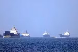 Tàu thuyền vận chuyển trên eo biển Hormuz. (Ảnh: THX/TTXVN)