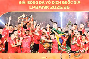 Câu lạc bộ Công an Hà Nội nhận Cúp vô địch V.League 1-2025/2026. (Ảnh: KHÁNH AN)