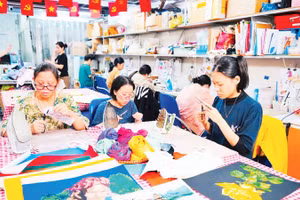 Các sản phẩm từ lụa vụn đầy sắc màu được người khuyết tật hoàn thiện tại VỤN Art.
