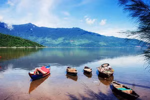 Đầm Lập An (Lăng Cô) trong xanh, bình yên. (Ảnh: TUỆ TÂM)