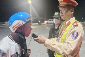 Kiểm tra nồng độ cồn của người tham gia giao thông. (Ảnh: LÂM QUANG HUY)