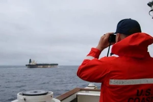 Lực lượng của Mỹ theo dõi tàu Marinera. (Ảnh: Bộ Tư lệnh châu Âu của Mỹ)