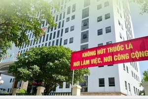 Vì một môi trường làm việc không khói thuốc lá. (Ảnh: HUY SƠN)