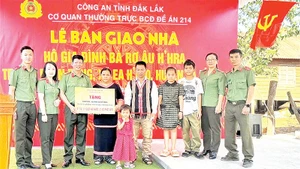 Công an tỉnh Đắk Lắk bàn giao nhà cho gia đình bà Rơ Âu H'Hra, xã Ea H'leo.
