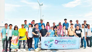 Các dự án điện gió ngoài khơi ở vùng biển Vĩnh Hậu không chỉ đem lại nguồn năng lượng sạch, còn là điểm du lịch sôi động, hấp dẫn du khách.