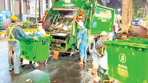 Đội thu gom, vận chuyển rác làm việc ngay cả những lúc trời mưa gió.
