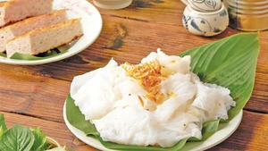 Bánh cuốn Thanh Trì gốc là món bánh không nhân, thanh đạm.