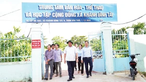Lãnh đạo tỉnh Cà Mau kiểm tra cơ sở vật chất chuẩn bị vận hành xã mới tại huyện Trần Văn Thời. (Ảnh HỮU TÙNG)