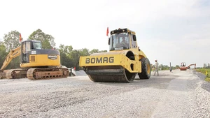 Tiến độ thi công Dự án thành phần 3 thuộc Dự án cao tốc Châu Đốc-Cần Thơ-Sóc Trăng (trục ngang giai đoạn 1) đang được đẩy nhanh.