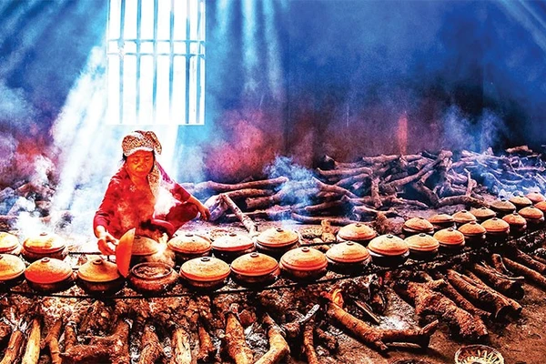 Những niêu cá kho Nhân Hậu chuẩn bị hoàn thành.