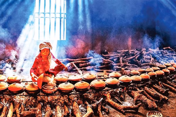 Những niêu cá kho Nhân Hậu chuẩn bị hoàn thành.