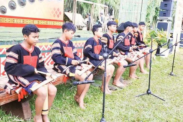 Các thiếu niên người Ê Đê ở Đắk Lắk biểu diễn diễn tấu Ching kram.