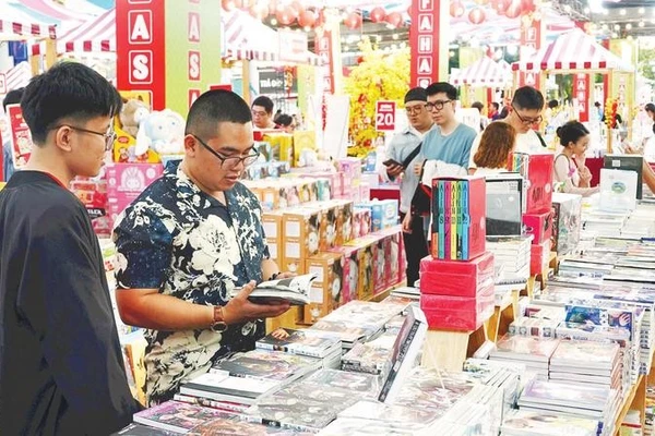 Lễ hội Đường sách Tết Bính Ngọ thu hút đông đảo bạn đọc, du khách tham quan.