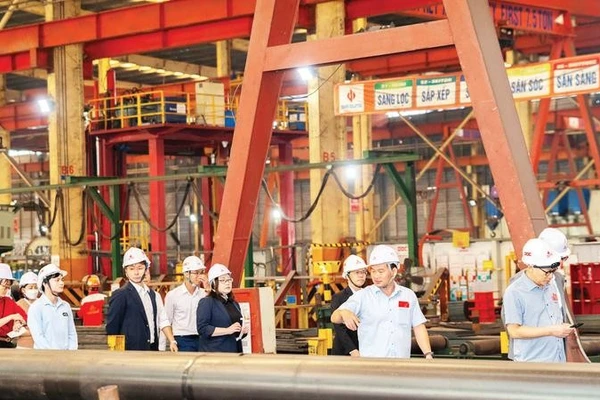 Ngay sau chương trình khai Xuân, lãnh đạo Công ty cổ phần cơ khí thương mại Đại Dũng cùng đại biểu đã xuống xưởng sản xuất để động viên người lao động trong ngày làm việc đầu tiên sau kỳ nghỉ Tết Nguyên đán Bính Ngọ 2026.