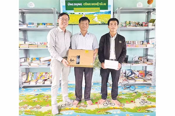 Trao tặng máy tính xách tay và máy tính bảng cho Thư viện thôn Long Năng.