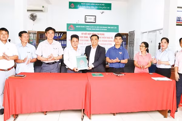 Phòng giao dịch Ngân hàng Chính sách xã hội Cư M’gar ký kết hợp đồng tín dụng và giải ngân vốn vay theo Quyết định số 29/2025/QĐ-TTg cho hộ ông Vũ Lê Mai ở tổ dân phố 8, xã Quảng Phú.