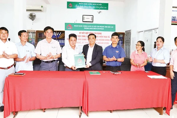 Phòng giao dịch Ngân hàng Chính sách xã hội Cư M’gar ký kết hợp đồng tín dụng và giải ngân vốn vay theo Quyết định số 29/2025/QĐ-TTg cho hộ ông Vũ Lê Mai ở tổ dân phố 8, xã Quảng Phú.