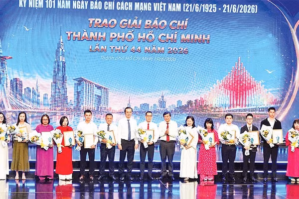 Trao giải cho các tác phẩm ở nhóm chủ đề phỏng vấn, tường thuật, ghi nhanh tại Lễ trao Giải Báo chí Thành phố Hồ Chí Minh lần thứ 44 (Ảnh MẠNH HẢO)