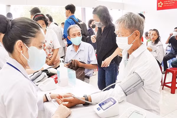 Khám sức khỏe cho người cao tuổi tại phường Xuân Hòa.