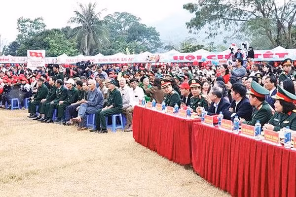 Đông đảo nhân dân đến tham dự chương trình. (Ảnh ĐÌNH PHƯỢNG)