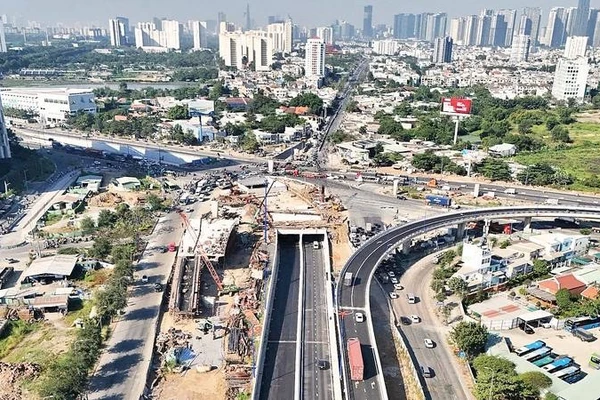 Nhánh hầm chui HC1-02 thuộc nút giao An Phú, một trong những dự án trọng điểm tại cửa ngõ phía đông thành phố, thông xe ngày 2/2/2026. (Ảnh THẾ ANH)