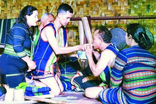 Nghi thức trong lễ báo hiếu của dân tộc Mnông ở huyện Đam Rông, tỉnh Lâm Đồng.