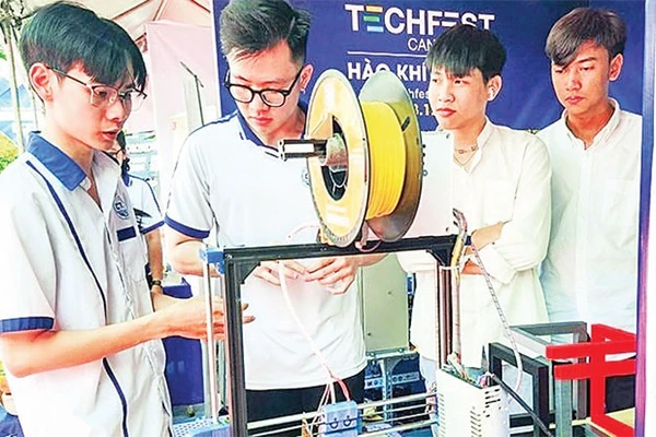 Giới thiệu sản phẩm tại một sự kiện khởi nghiệp, đổi mới sáng tạo tại Cần Thơ.