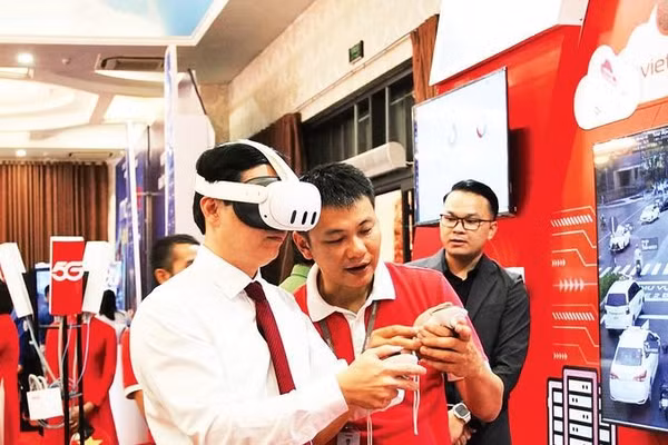 Lãnh đạo Ủy ban Mặt trận Tổ quốc tỉnh trải nghiệm công nghệ thực tế ảo. (Ảnh HOÀNG VƯƠNG)