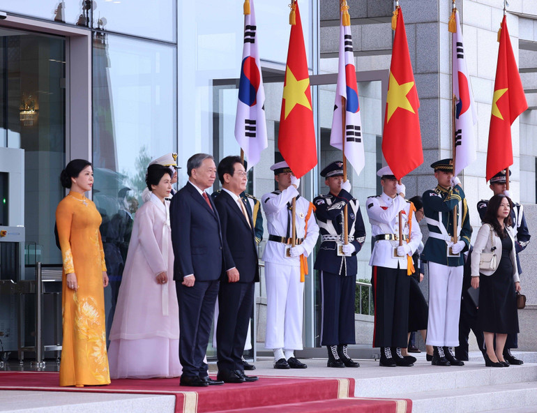 Tổng thống Hàn Quốc Lee Jae Myung và Phu nhân cùng Tổng Bí thư Tô Lâm và Phu nhân tại vị trí danh dự, nghe quân nhạc cử Quốc thiều hai nước. Ảnh: Thống Nhất - TTXVN vna-potal-le-don-tong-bi-thu-to-lam-va-phu-nhan-tham-cap-nha-nuoc-han-quoc-8202522-2945.jpg