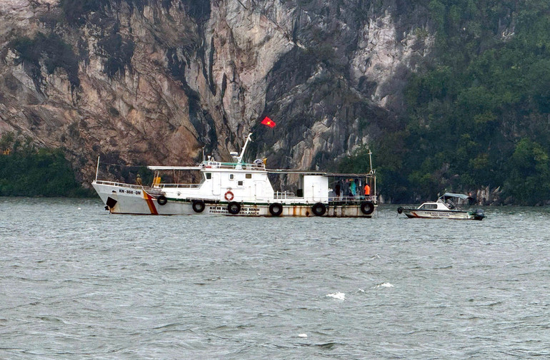 vna-potal-vu-lat-tau-tren-vinh-ha-long-tim-thay-them-mot-thi-the-gan-khu-vuc-tau-gap-nan-8164107.jpg