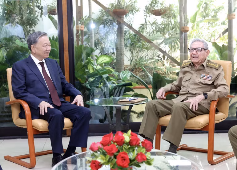 vna-potal-tong-bi-thu-chu-tich-nuoc-to-lam-gap-lanh-tu-cach-mang-cuba-dai-tuong-raul-castro-ruz-7621105.jpg