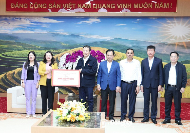 Đồng chí Vũ Hồng Văn, Bí thư Tỉnh ủy, Trưởng đoàn Đại biểu Quốc hội tỉnh Đồng Nai trao tiền hỗ trợ tỉnh Lào Cai