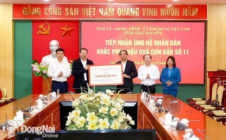 Đồng chí Vũ Hồng Văn, Bí thư Tỉnh ủy, Trưởng đoàn Đại biểu Quốc hội tỉnh Đồng Nai trao 10 tỷ đồng ủng hộ tỉnh Thái Nguyên khắc phục thiệt hại bão, lũ