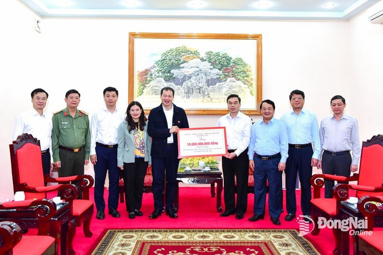 Đồng chí Vũ Hồng Văn, Bí thư Tỉnh ủy, Trưởng đoàn Đại biểu Quốc hội tỉnh Đồng Nai trao biểu trưng hỗ trợ 10 tỷ đồng cho tỉnh Tuyên Quang