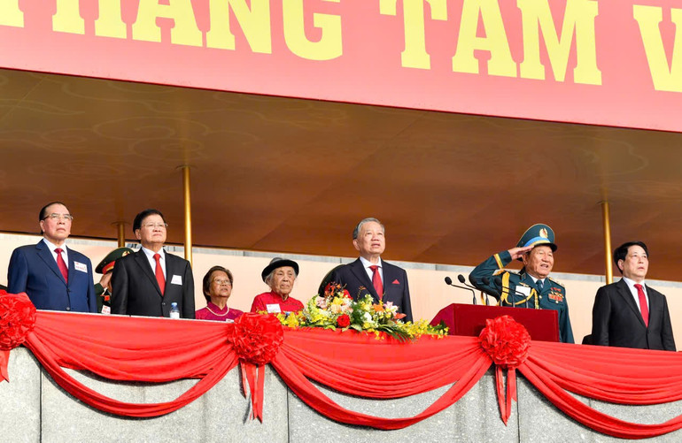 Các vị lãnh đạo Đảng và Nhà nước cùng đại biểu quốc tế hát Quốc ca (Ảnh: Duy Linh) 5efe9342885703095a46.jpg