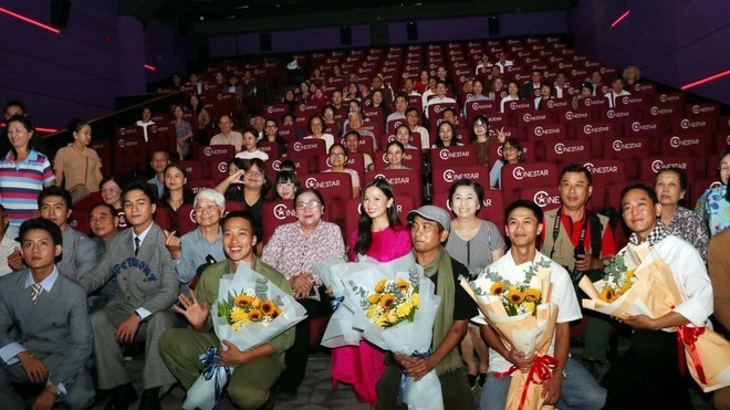 Các diễn viên đóng phim "Mưa đỏ" chụp ảnh cùng các khán giả. (Ảnh: TTXVN) ttxvn-lanh-su-doan-tai-thanh-pho-ho-chi-minh-giao-luu-voi-doan-lam-phim-mua-do-10-2.jpg