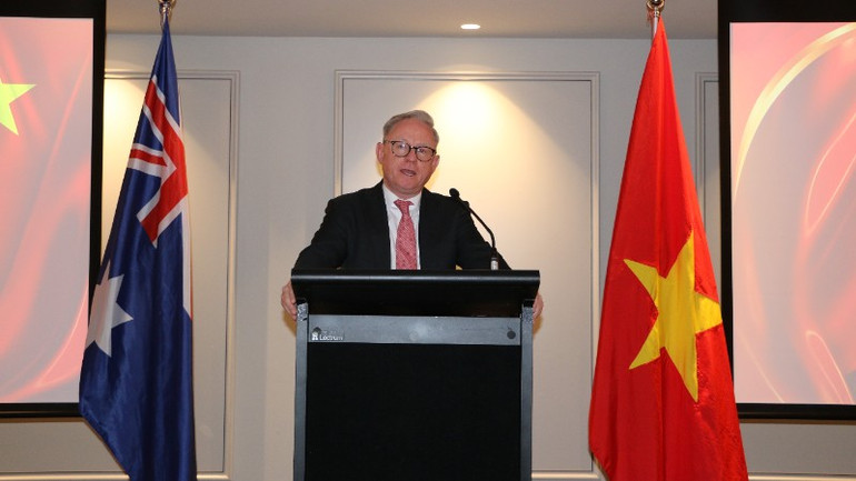 Ông Benjamin Franklin, Chủ tịch Thượng viện bang New South Wales - phát biểu chúc mừng. (Ảnh: Thanh Tú/ PV TTXVN tại Australia) vna-potal-80-nam-quoc-khanh-ton-vinh-long-dung-cam-cua-qua-khu-nhung-thanh-tuu-cua-hien-tai-va-nhung-hua-hen-cho-tuong-lai-8241584-2379.jpg