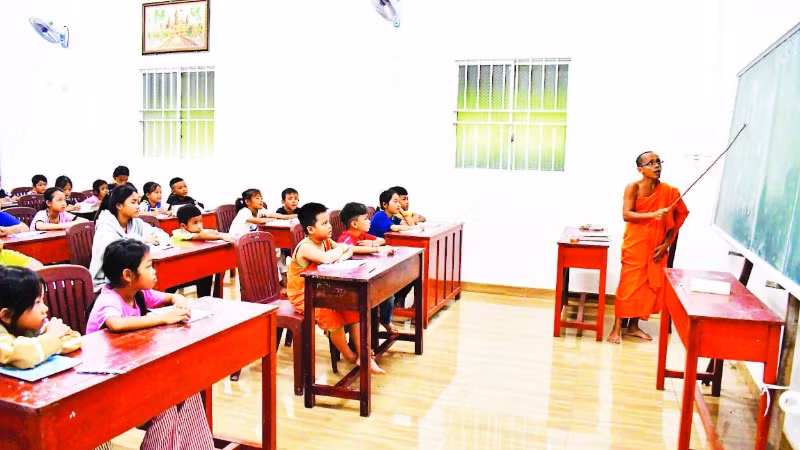 Đại đức Danh Dô, Phó Trụ trì chùa Cà Nhung dạy chữ Khmer.