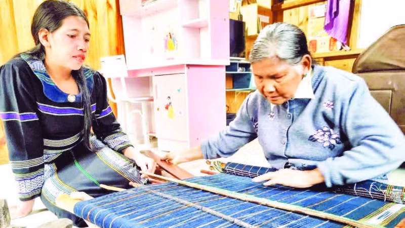 Nghệ nhân Ưu tú K’Glòng luôn mong muốn trao truyền nghề dệt thổ cẩm truyền thống cho thế hệ trẻ.