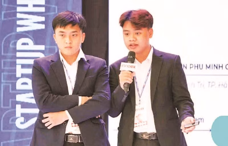 Nhóm sinh viên thuyết trình tại chung kết cuộc thi Startup Wheel 2024 - Cuộc thi khởi nghiệp lớn nhất Đông Nam Á, Bảng Vietnam Youth Startup.