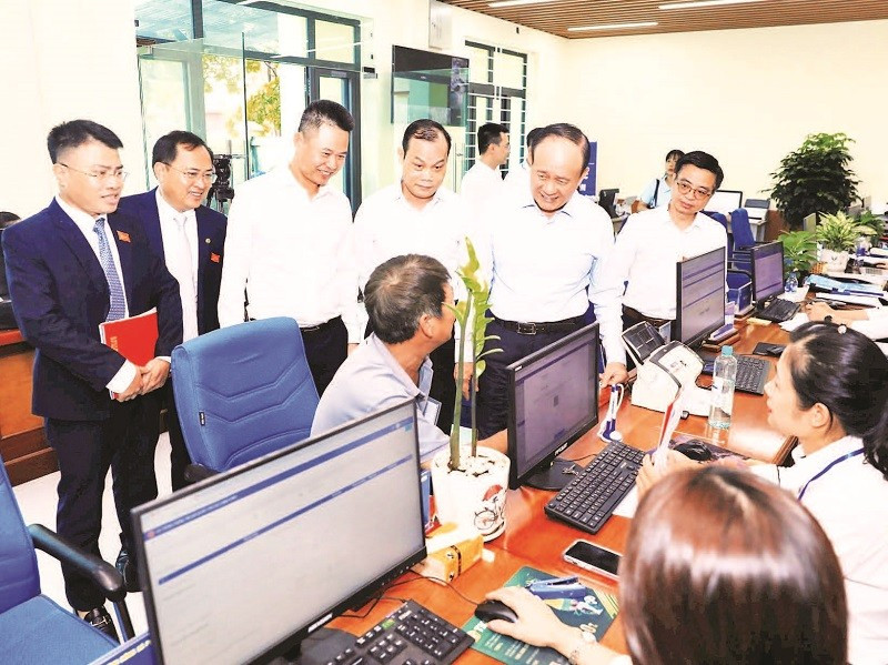 Lãnh đạo thành phố Hà Nội trao đổi với người dân đến làm thủ tục hành chính tại điểm Phục vụ hành chính công xã Phú Xuyên. (Ảnh LÊ HẢI)