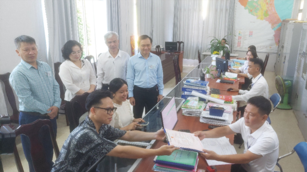 Hoạt động tại Trung tâm phục vụ hành chính công xã Bình Kiến diễn ra bình thường. 20250616-075555-2098.jpg